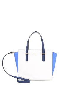 Strukturalna torebka w białej skórze z niebieskimi akcentami. Posiada dwa uchwyty u góry, odpinany pasek oraz złote logo. Gładka tekstura.