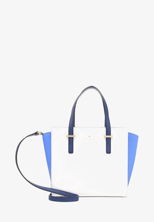 Strukturalna torebka w białej skórze z niebieskimi akcentami. Posiada dwa uchwyty u góry, odpinany pasek oraz złote logo. Gładka tekstura.