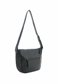 Borsa a spalla in pelle nera con un lato testurizzato, tracolla regolabile e una tasca con zip frontale, caratterizzata da superfici lisce e design minimalista.