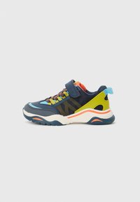 Sportliche Schuhe in einer Mischung aus Blau, Grün und Orange, mit einem Klettverschluss, strukturiertem Stoff und einem breiten Sohlenentwurf.