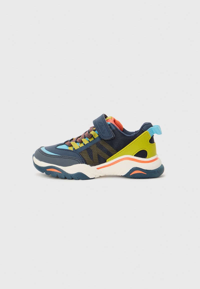 Sportliche Schuhe in einer Mischung aus Blau, Grün und Orange, mit einem Klettverschluss, strukturiertem Stoff und einem breiten Sohlenentwurf.