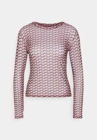 Top ajustado de manga larga hecho de tela transparente, con un patrón geométrico en rosa y marrón, cuello redondo y silueta ajustada.