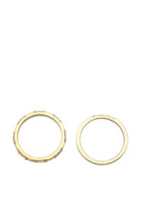 Guldtonet ring sæt bestående af et glat bånd og et andet med klare sten sat i et struktureret design. Begge er cirkulære og metalliske.