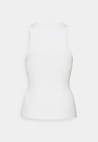 Débardeur blanc en maille côtelée sans manches avec une taille ajustée et un col rond, vu de dos sur un fond uni.