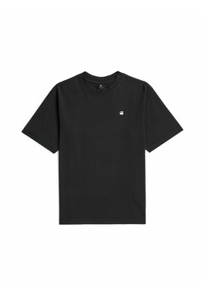 Czarny t-shirt z krótkim rękawem i okrągłym dekoltem, z małym białym logo na lewej piersi, na jednolitym białym tle.
