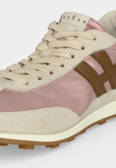 Μπεζ και ροζ αθλητικό παπούτσι με καφέ λογότυπο "H" στο πλευρό, μπεζ κορδόνια, υφή στη σόλα και σήμανση "Hogan" στη γλώσσα.