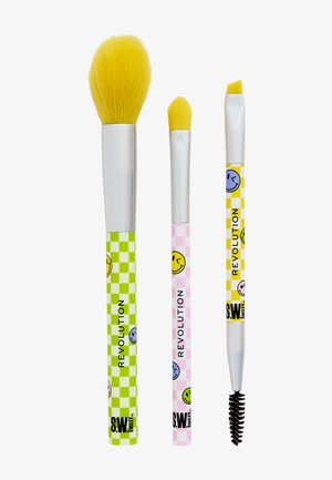 REVOLUTION X S.W.SMILEY ON CLOUD NINE BRUSH SET - Pennelli trucco