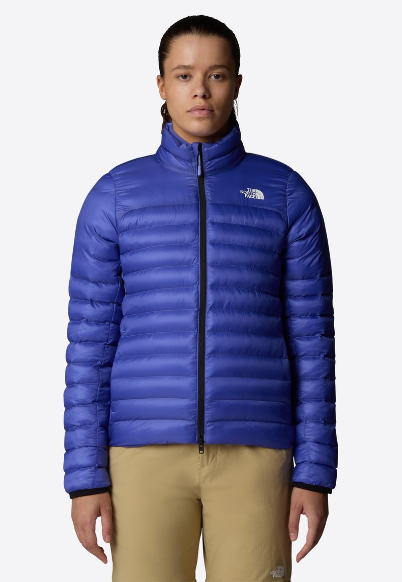 Giacca isolante blu con motivo a quadrati orizzontali, colletto alto e zip completa. Presenta il logo sul lato sinistro del petto e una texture di tessuto liscia.