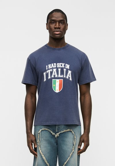 Μπλε βαμβακερό t-shirt με στρογγυλή λαιμόκοψη, με άσπρο κείμενο και πολύχρωμο γραφικό θέμα Ιταλίας στο μπροστινό μέρος.