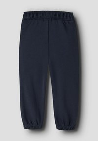 Granatowe spodnie dresowe z elastycznym paskiem w talii, ściągaczami u dołu nogawek i miękkim materiałem. Minimalistyczny design, bez widocznych wzorów czy elementów metalowych.