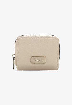 Cartera beige de Tamaris con cuero sintético texturizado, forma rectangular, cierre con cremallera y una placa de logo plateada en la parte delantera.