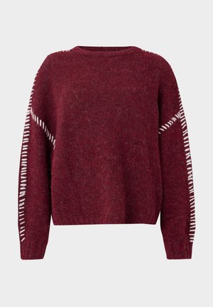 Burgunderfarbener Strickpullover mit strukturierter Oberfläche, ausgestattet mit weißen Nähtelementen entlang der Ärmel und einem Rundhalsausschnitt. Lockere Passform.