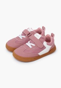 Sneakers per bambini rosa con tomaia in rete, accenti bianchi, strappo in velcro e suola in gomma. Design con lacci e colletto imbottito.
