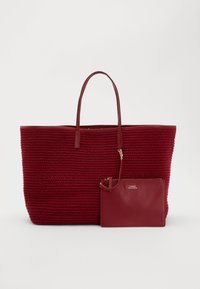Borsa tote intrecciata rossa con due manici robusti. Include una pochette in pelle rossa rimovibile con logo dorato e chiusura a zip.