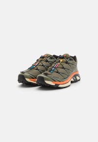 Salomon Sportstyle XT 6 UNISEX - Tenisice - deep lichen green/black/red orange