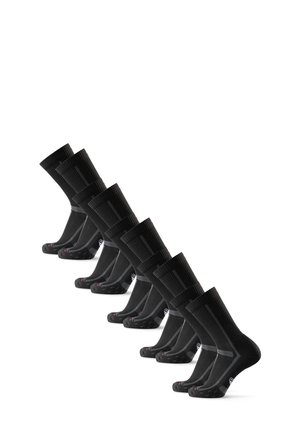 Schwarze Socken in einer Reihe angeordnet, mit geripptem Muster, verstärktem Zeh und Ferse, sowie dezenten grauen Akzenten für zusätzliche Details.