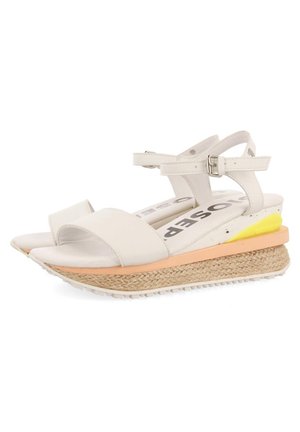 Witte sleehak sandalen met enkelbandjes, gevlochten jute tussenzool, geel detail op de hiel en een getextureerde rubberen buitenzool.