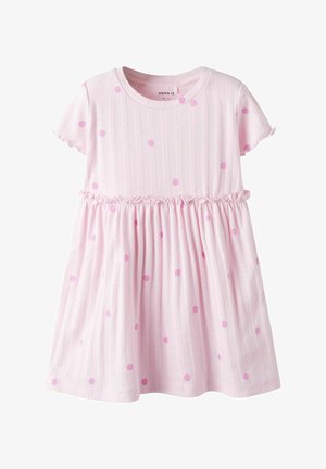 Abito corto a maniche corte di un delicato rosa chiaro, con vita arricciata, caratterizzato da strisce verticali texturizzate e pois di un rosa più scuro sparsi.