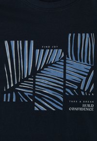 Formes abstraites rayées bleues et blanches avec les textes « FIND JOY » et « TAKE A BREAK BUILD CONFIDENCE » sur un fond sombre.