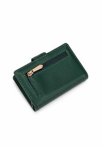 Zelená strukturovaná kožená peněženka s kapsou na zip a zlatým kováním. Disponuje kompaktním designem s hladkým povrchem.
