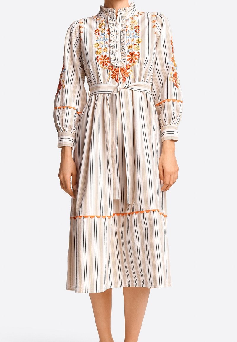 Robe midi rayée en tissu léger, ornée de broderies florales orange et bleues, avec un col volanté et une ceinture à nouer, des manches ballons et un ourlet festonné.