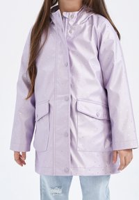 Lila wasserdichte Jacke mit Kapuze, mit silbernen Punktmustern, Druckknöpfen und zwei vorderen Taschen. Glatte, glänzende Textur, knielang.