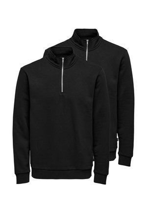 Zwei schwarze Langarmpullover mit Viertel-Reißverschluss vorne und Stehkragen, leicht versetzt übereinander gelegt.