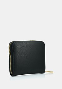 Portefeuille en cuir noir avec une finition texturée, doté d'une fermeture éclair dorée et d'une petite languette, de forme carrée et à design compact.