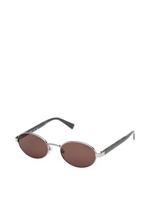 Überdimensionale Sonnenbrille mit dunkelbraunen Gläsern, silbernem Metallrahmen und schwarzen Bügeln mit gravierten Akzenten. Schlankes und modernes Design.