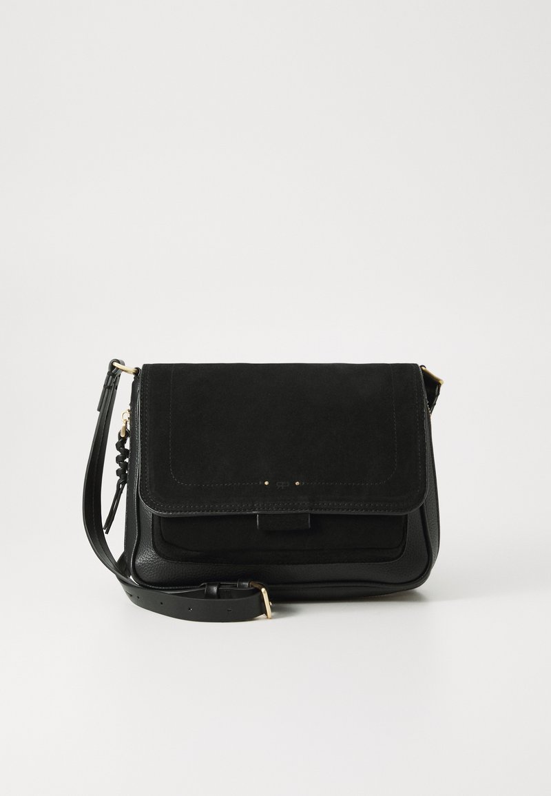 Borsa a tracolla in pelle nera con pattina in suede, dettagli in hardware dorato, tracolla regolabile e finitura testurizzata. Presenta una tasca frontale.
