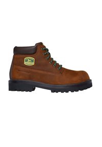 Bota de cuero marrón resistente al agua con un collar acolchado, cordones verdes, suela de goma negra robusta y un parche de logo amarillo y verde.