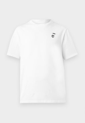 Fehér rövid ujjú póló kerek nyakkivágással, bal mellrészen egy kis fekete grafikával: egy rák egy növény felett.