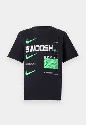 Črna bombažna majica s kratkimi rokavi, ki vključuje zeleno Nike blagovno znamko in grafično besedilo, z zelenim kvadratnim vzorcem kot dodatkom. Ovratnik je krogelne oblike.