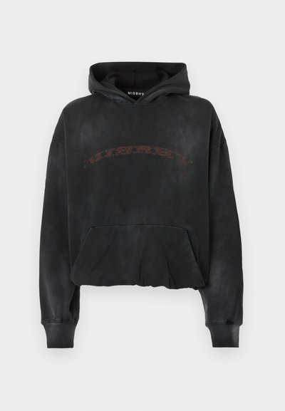 Μαύρο cropped φούτερ με μακριά μανίκια, μπροστινή τσέπη καγκουρό, κουκούλα και ξεθωριασμένο κόκκινο λογότυπο MISBHV στο στήθος.