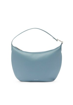 Borsa a tracolla in pelle morbida blu con forma curva, tracolla singola e chiusura con zip in alto.