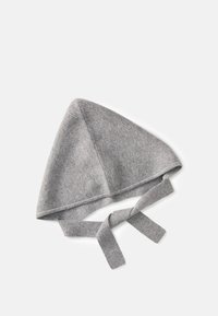 Gorro de bebé cinzento tricotado com forma triangular, tecido texturizado e fitas longas para um fecho seguro.