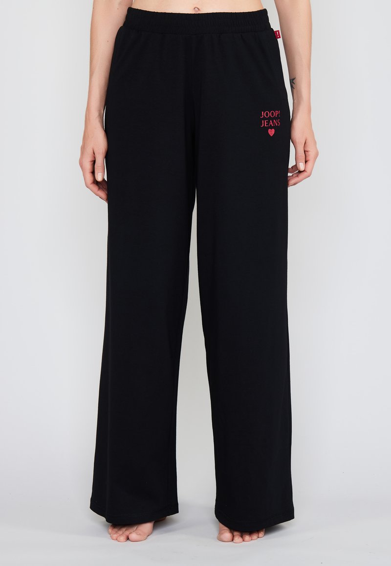 Mustat leveälahkeiset housut pehmeästä kankaasta, jossa on joustava vyötärönauha ja punainen "JOOP! JEANS" -logo lantiolla.
