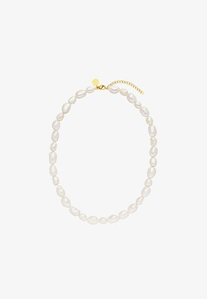 Witte zoetwaterparelketting met onregelmatige vormen, verbonden met gouden hardware en een delicate verstelbare ketting voor lengte-aanpassing.