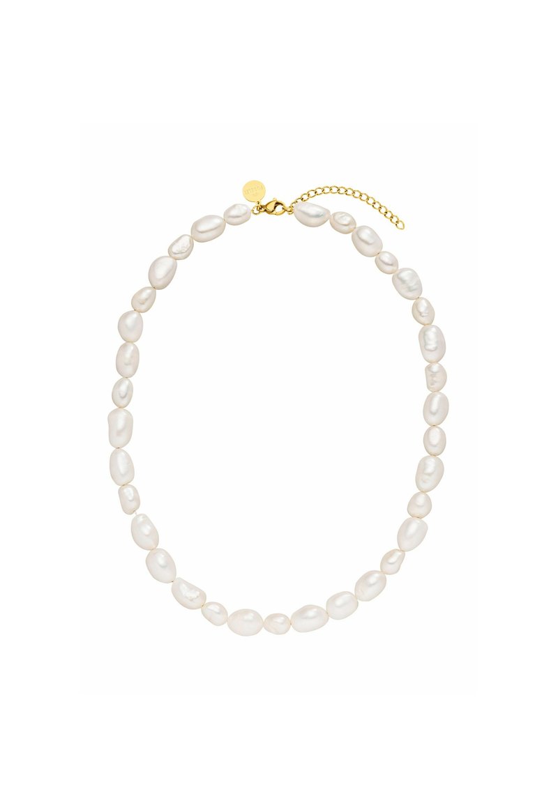 Collier en perles d'eau douce blanches aux formes irrégulières, relié par du matériel en or et une délicate chaîne réglable pour personnaliser la longueur.