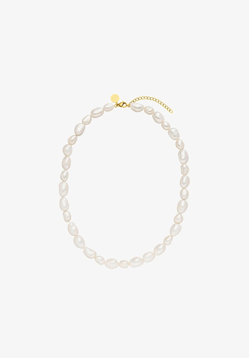 Halskette aus weißen Süßwasserperlen mit unregelmäßigen Formen, verbunden mit goldenem Beschlag und einer zarten, verstellbaren Kette zur Längenanpassung.