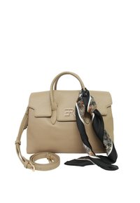 Borsa a mano in pelle beige con forma strutturata, manici superiori e tracolla removibile. Include una sciarpa nera e decorata annodata sul lato.