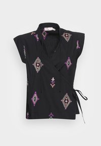Blusa nera a maniche corte con effetto incrociato, decorata da ricami geometrici colorati e un fiocco laterale, su sfondo chiaro e semplice.