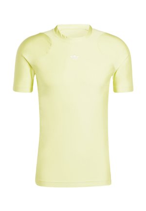 Rövid ujjú sárga sportpóló, kerek nyakkivágással, sima anyagból készült, diszkrét válldíszítéssel és fehér logóval.