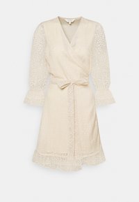 Robe enveloppante beige avec un motif texturé, manches longues à volants, taille ceinturée et ourlet à volants. Tissu doux et léger.