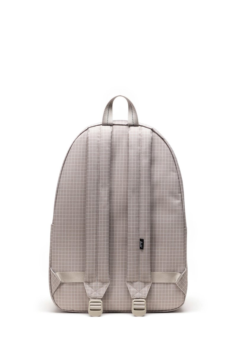 Sac à dos gris avec un motif à carreaux, doté de bretelles rembourrées, d'une poignée supérieure et de boucles en plastique pour une fermeture sécurisée. Texture lisse.