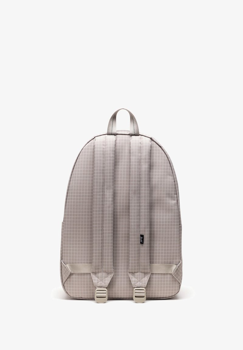 Sac à dos gris avec un motif à carreaux, doté de bretelles rembourrées, d'une poignée supérieure et de boucles en plastique pour une fermeture sécurisée. Texture lisse.