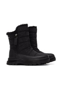 Botas de invierno negras con un diseño acolchado, acentos con tachuelas y borde de piel sintética. Incluye una cremallera lateral y una suela exterior robusta y texturizada.