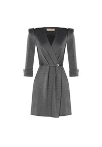 Szara sukienka w stylu kopertowym z miękkiego materiału, z długimi rękawami, dekoltem w kształcie litery V oraz detalem w postaci guzików w talii. Posiada plisy i usztywnione ramiona.