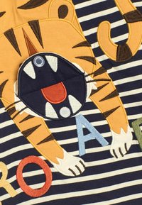 JoJo Maman Bébé TIGER INTERACTIVE APPLIQUÉ REGULAR FIT - Ilgarankovis viršutinės dalies drabužis - navy