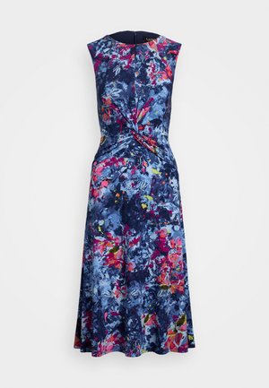 Květinové bezramínkové šaty v námořnické modři, s živými růžovými a zelenými vzory, detail uzlu v pase a rozšířenou sukňou.